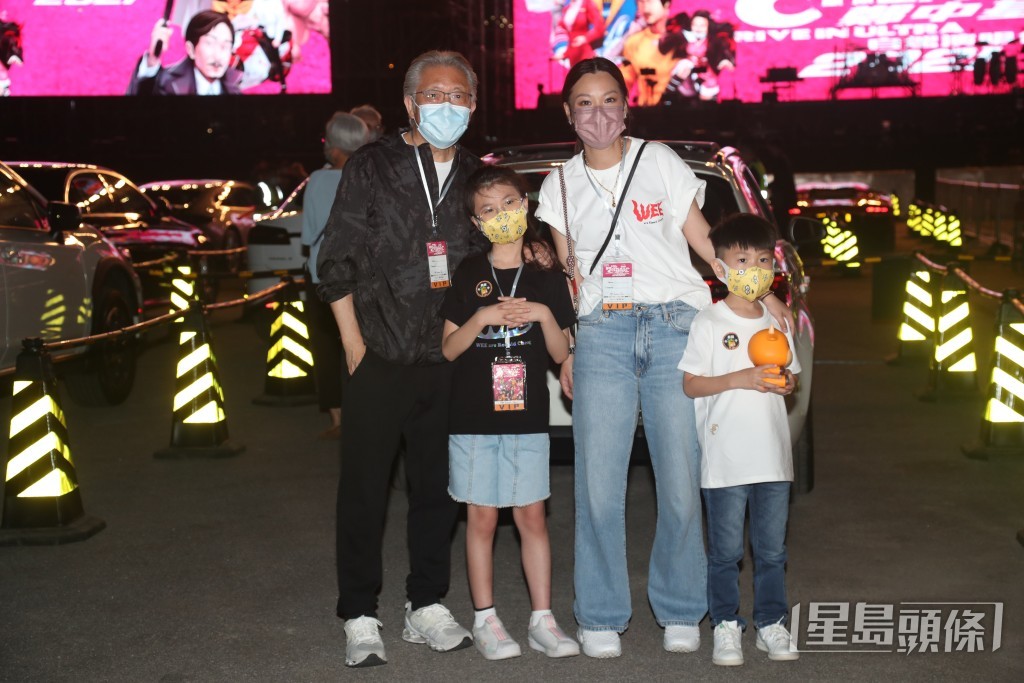 2021年鄭中基舉行《Drive In》演唱會，父親鄭東漢亦有捧場。