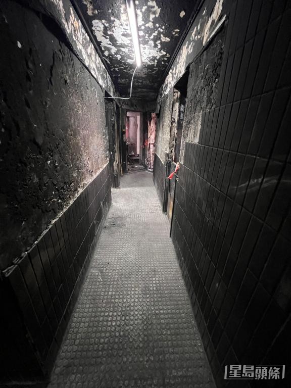 火災後部分樓宇走廊滿布瓦礫，當局派員進行清理。