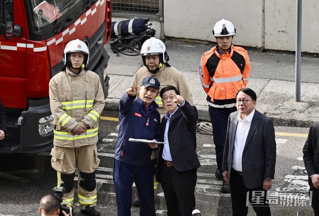 李家超視察大埔宏福苑五級火現場。劉駿軒攝