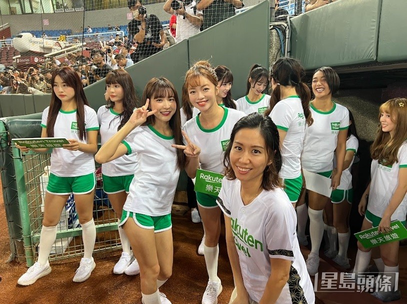 Beatrice（前排右1）与人气啦啦队“乐天女孩”成员合照。
