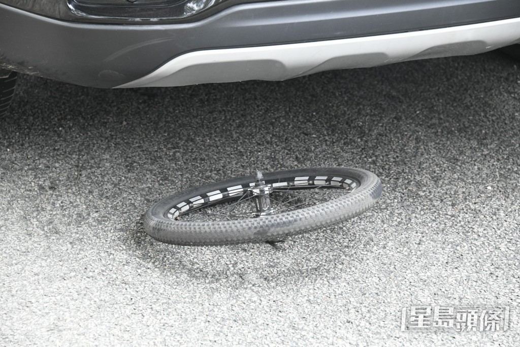 單車其中一輪胎飛脫跌在私家車車尾。楊偉亨攝 單車其中一輪胎飛脫跌在私家車車尾。楊偉亨攝