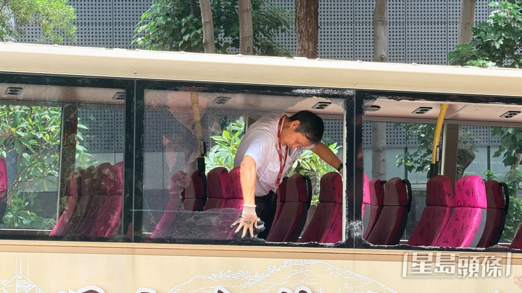 上層兩塊車窗爆裂。 上層兩塊車窗爆裂。