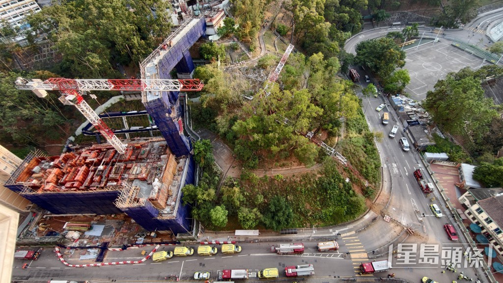 天秤倒塌山坡上。