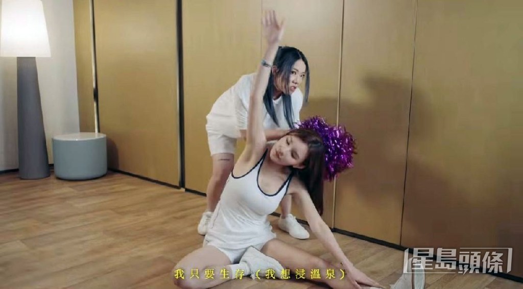 在健身房做運動。