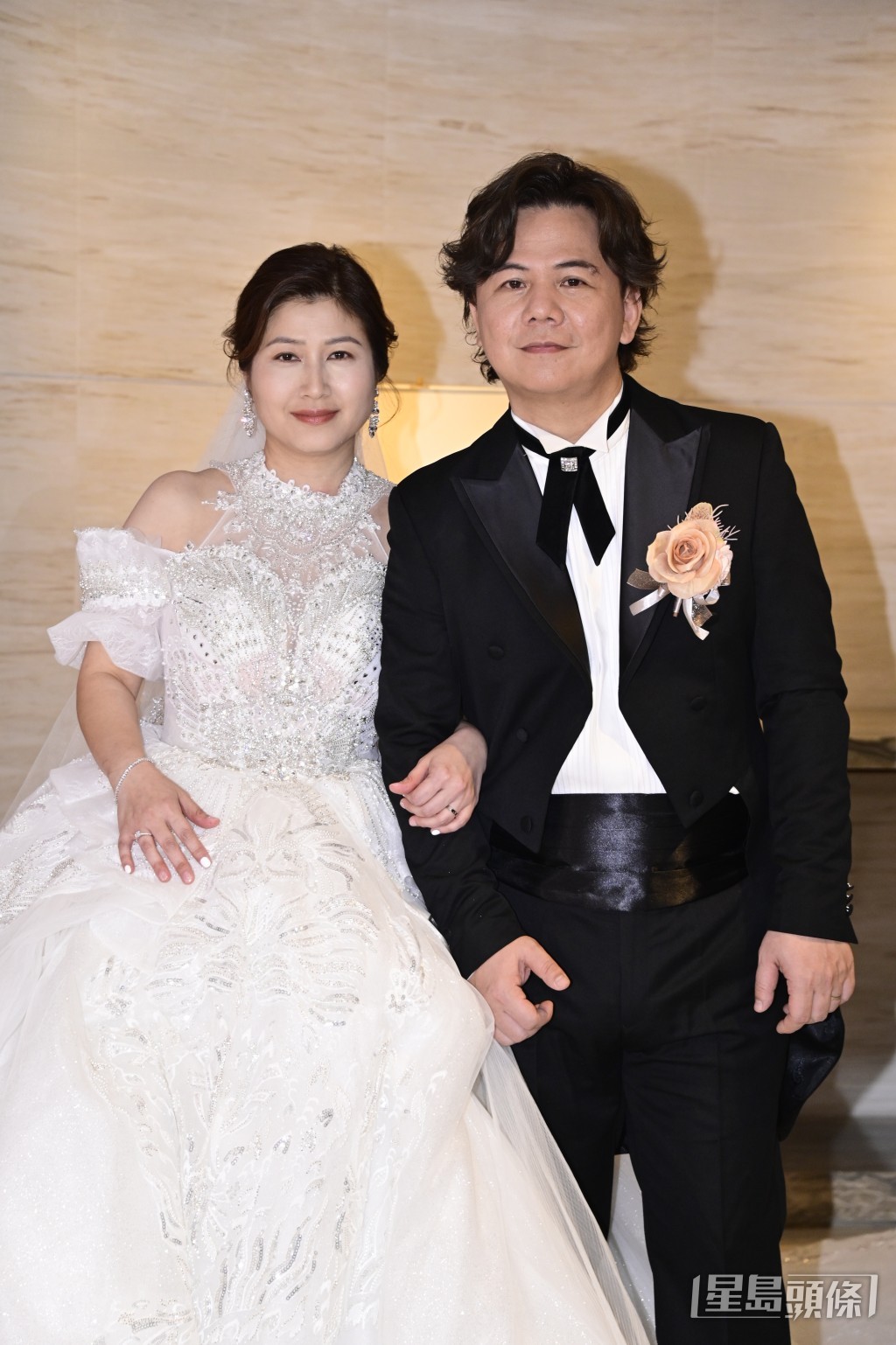 期間伍仲𧗾與太太亦應要求停下來讓傳媒拍照。 期間伍仲𧗾與太太亦應要求停下來讓傳媒拍照。