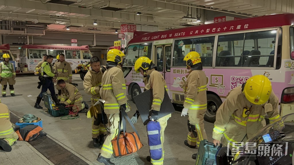 大批消防到場營救被困車底男子。蔡楚輝攝 大批消防到場營救被困車底男子。蔡楚輝攝