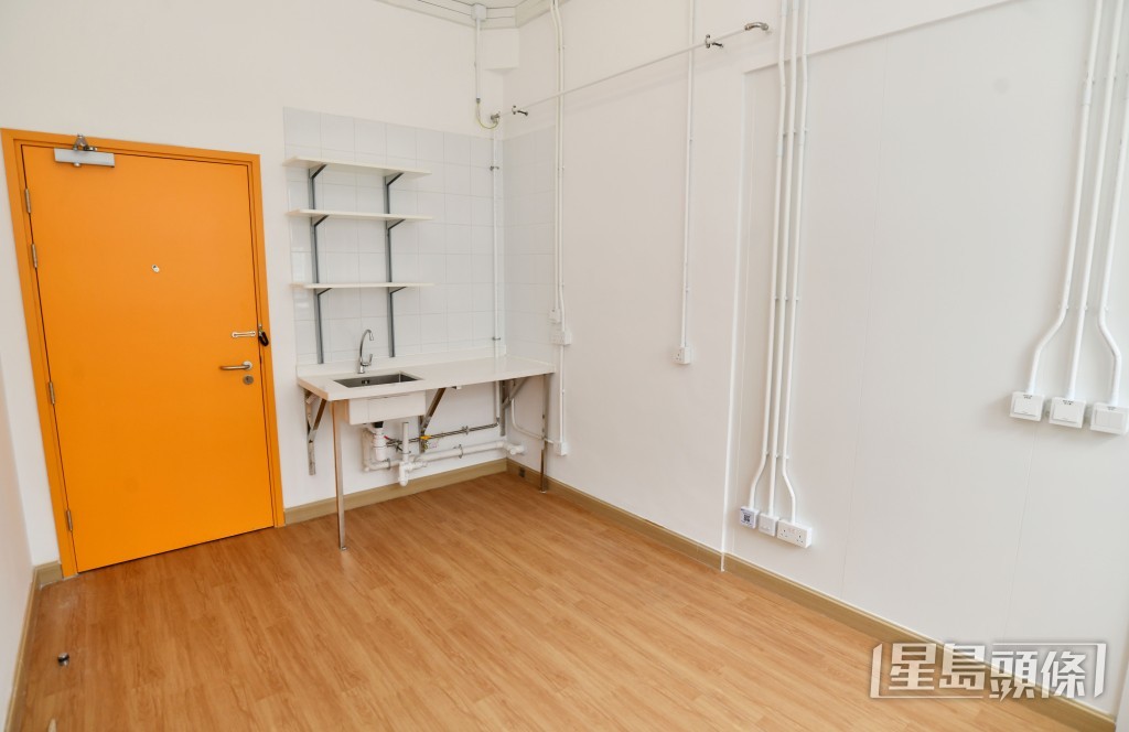 一名已獲配入住簡約公屋年餘的港男,在網上發文表示,本來滿心歡喜補交文件等候正式公屋資格,豈料突遭房屋署取消公屋申請。(資料圖片) 一名已獲配入住簡約公屋年餘的港男,在網上發文表示,本來滿心歡喜補交文件等候正式公屋資格,豈料突遭房屋署取消公屋申請。(資料圖片)
