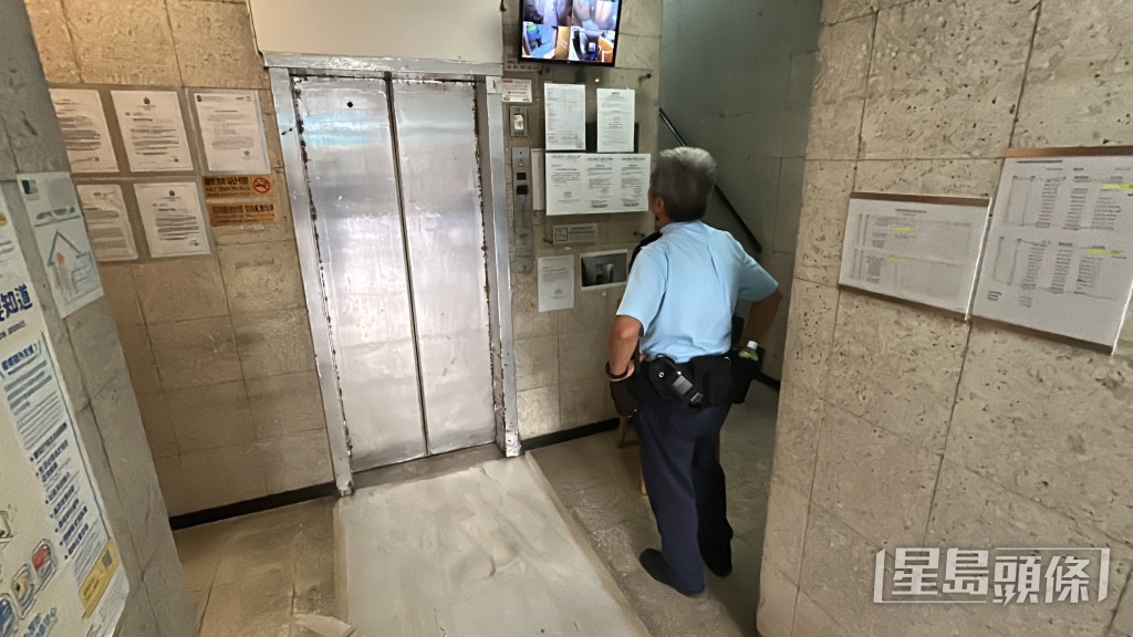 警員在案發大廈駐守。林思明攝