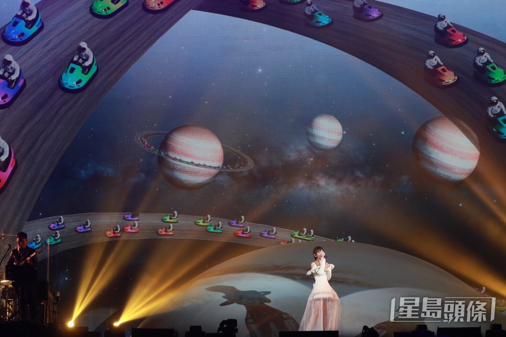 Gigi的演唱會以太空為主題，舞台以星海及星球作佈置。
