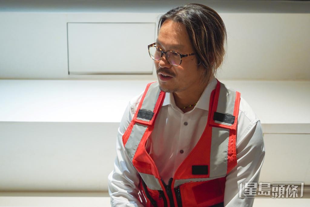 吳少彬難忘曾有一名10多歲的女孩，被炸飛的鐵片割開臉部。