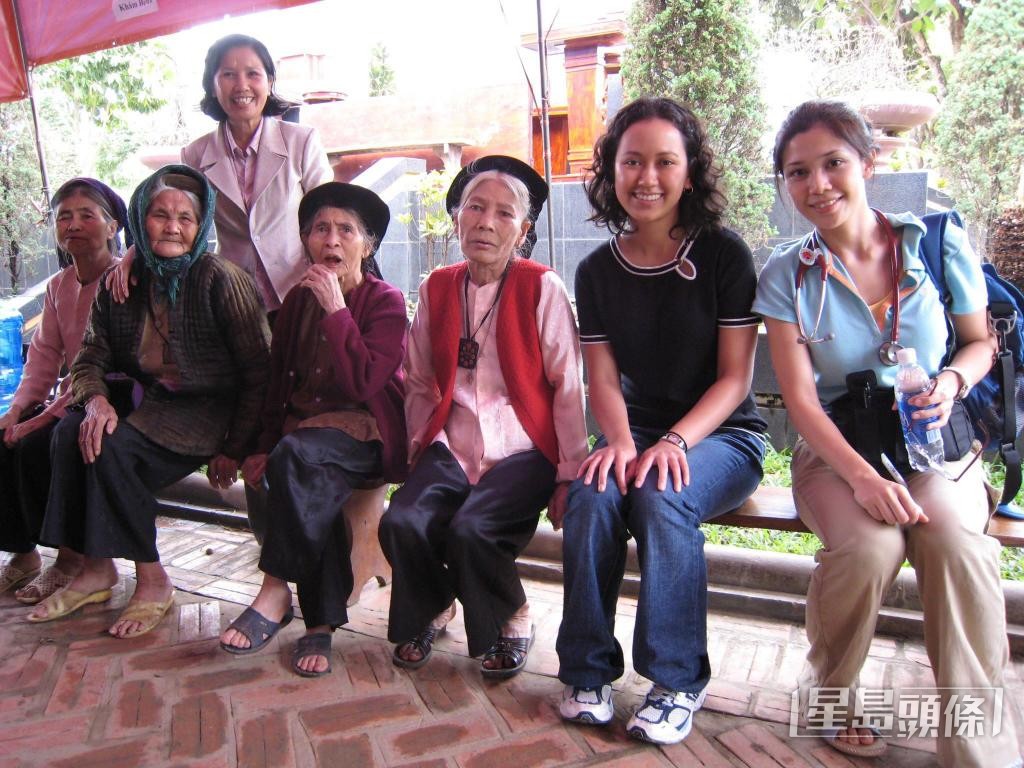 多年前,梁子杏曾前往越南偏遠鄉鎮,為當地婦女進行身體檢查。 受訪者提供 多年前,梁子杏曾前往越南偏遠鄉鎮,為當地婦女進行身體檢查。 受訪者提供