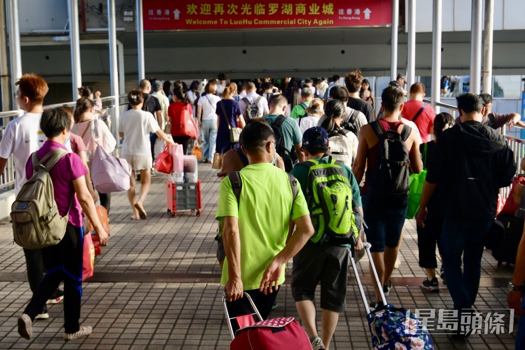 《星島》記者傍晚在羅湖口岸，回港人潮5時許開始逐漸增多。歐樂年攝