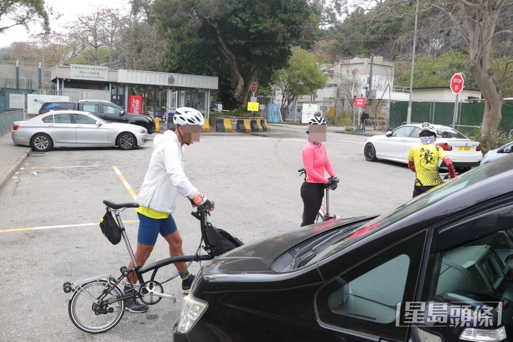 被記者發現舉V影相後，黃衫女子即時踩單車離開。