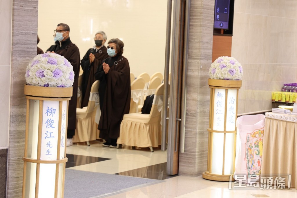 柳俊江家屬今日在沙田一間殯儀館為柳俊江設靈。