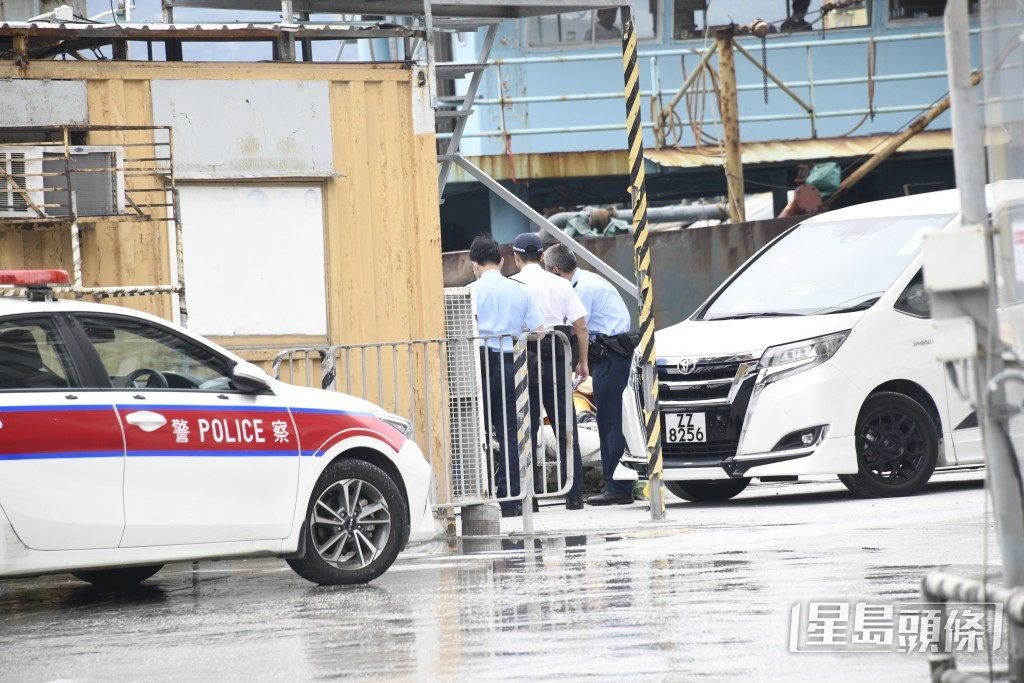 警員在碼頭調查。