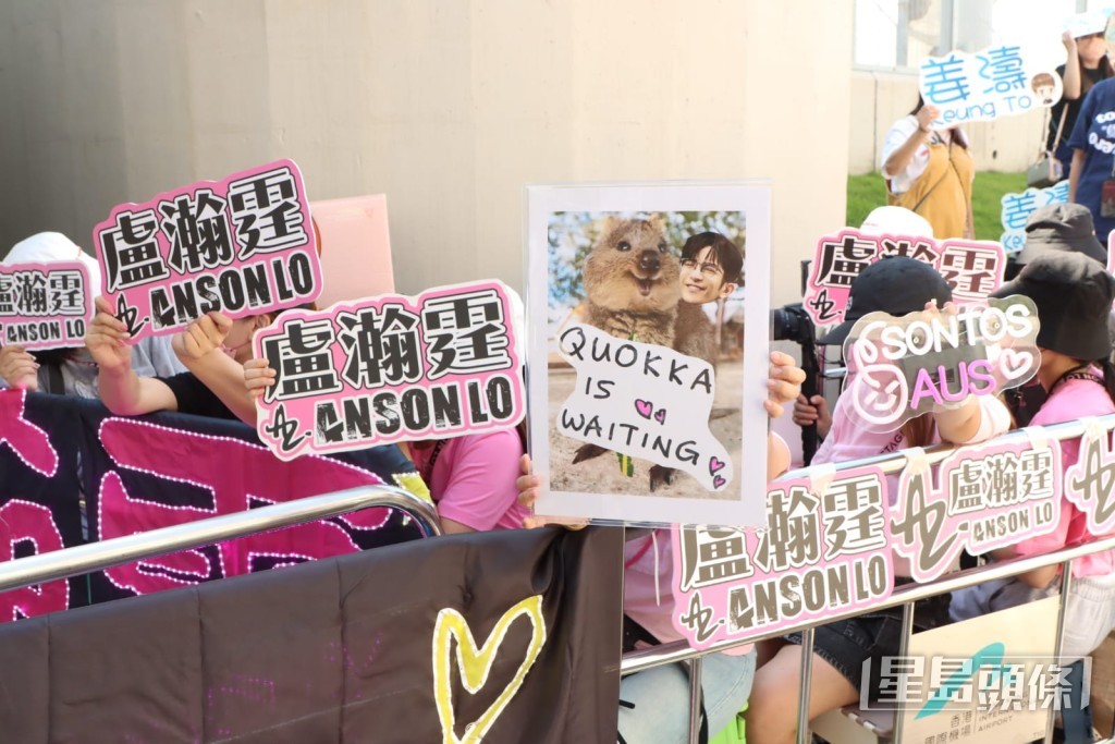 大批神徒等Anson Lo。 大批神徒等Anson Lo。