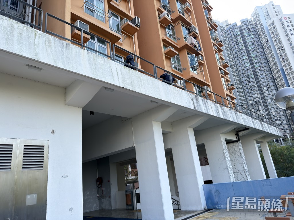 男子倒臥城泉樓一樓平台當場不治。 男子倒臥城泉樓一樓平台當場不治。