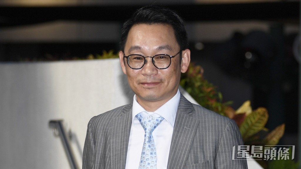  「文明福星」今朝到内圈踱步，丁冠豪在机坪打点紧张都到痺。