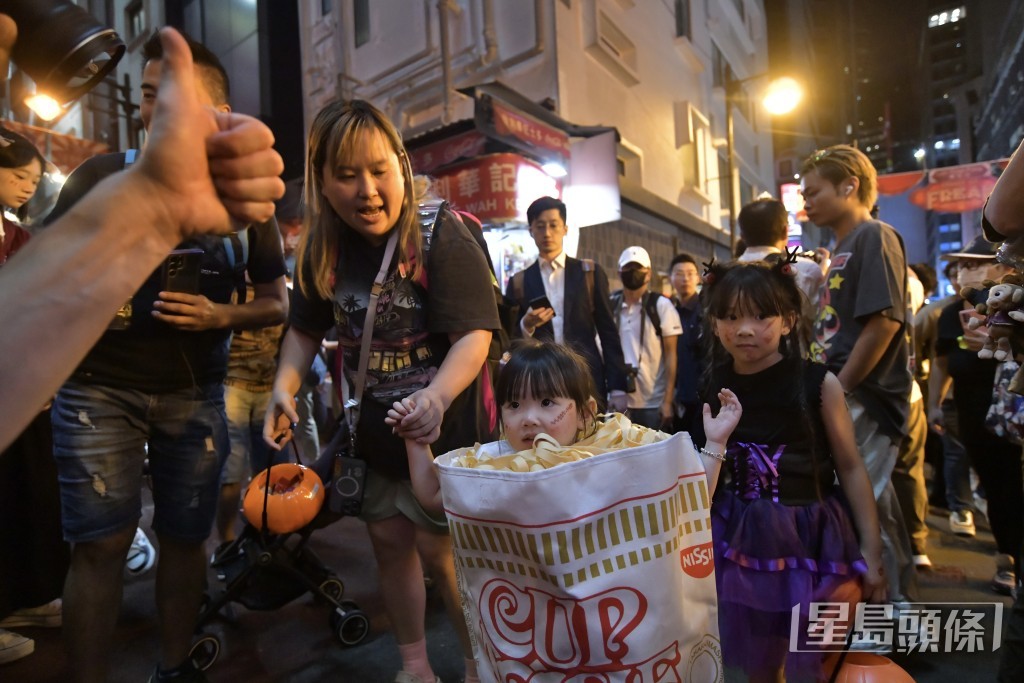 萬聖節.蘭桂坊市民向杯麵小妹妹「點讚」。陳極彰攝 萬聖節.蘭桂坊市民向杯麵小妹妹「點讚」。陳極彰攝