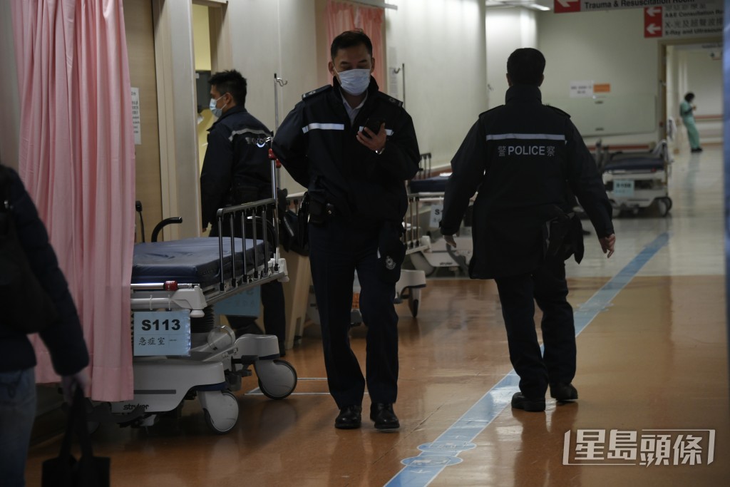 警員到醫院調查。楊偉亨攝 警員到醫院調查。楊偉亨攝