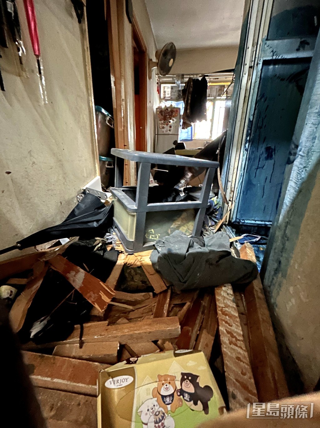 現場翻箱倒籠。 現場翻箱倒籠。