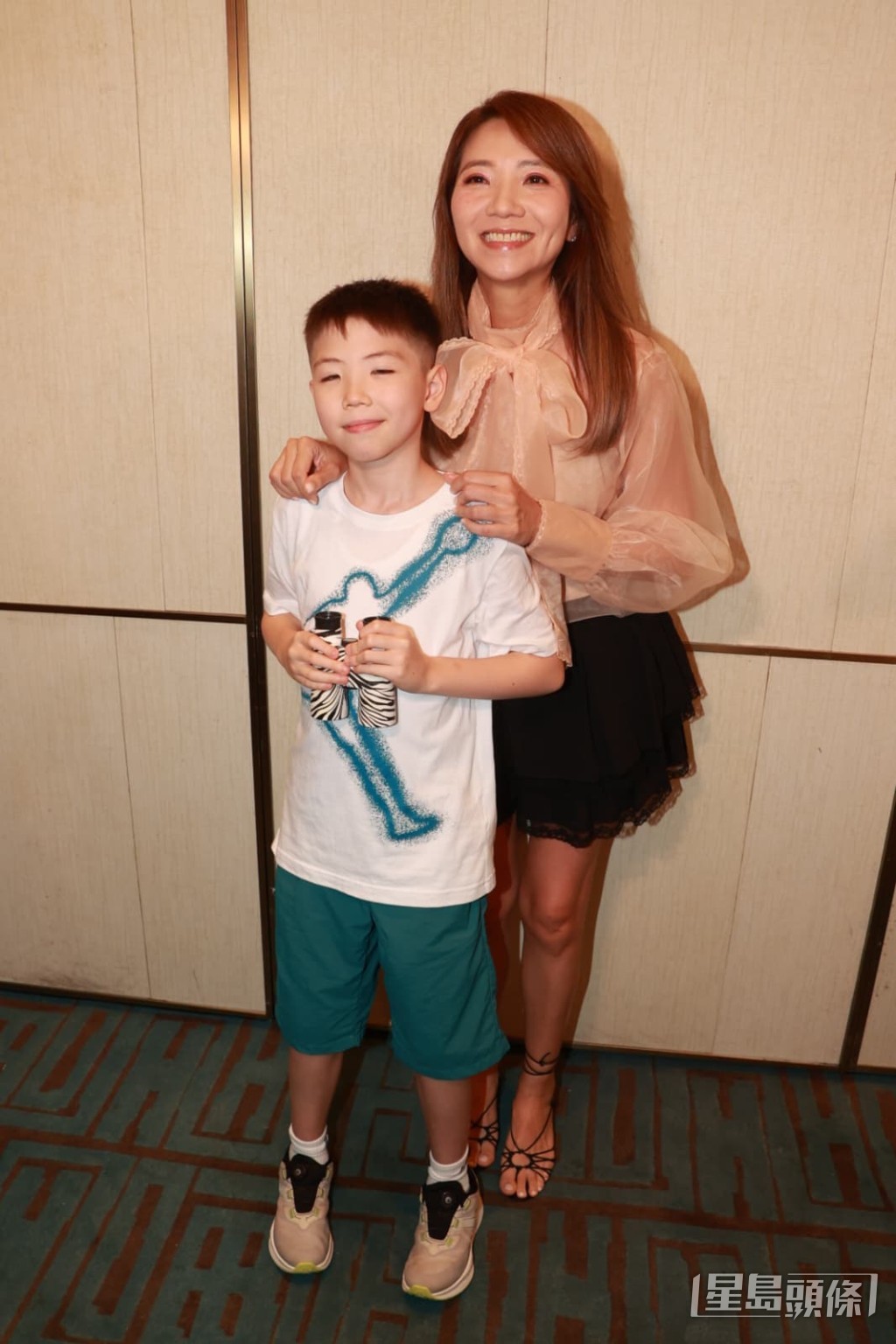 車婉婉特意帶兒子同來一起睇首播。 車婉婉特意帶兒子同來一起睇首播。