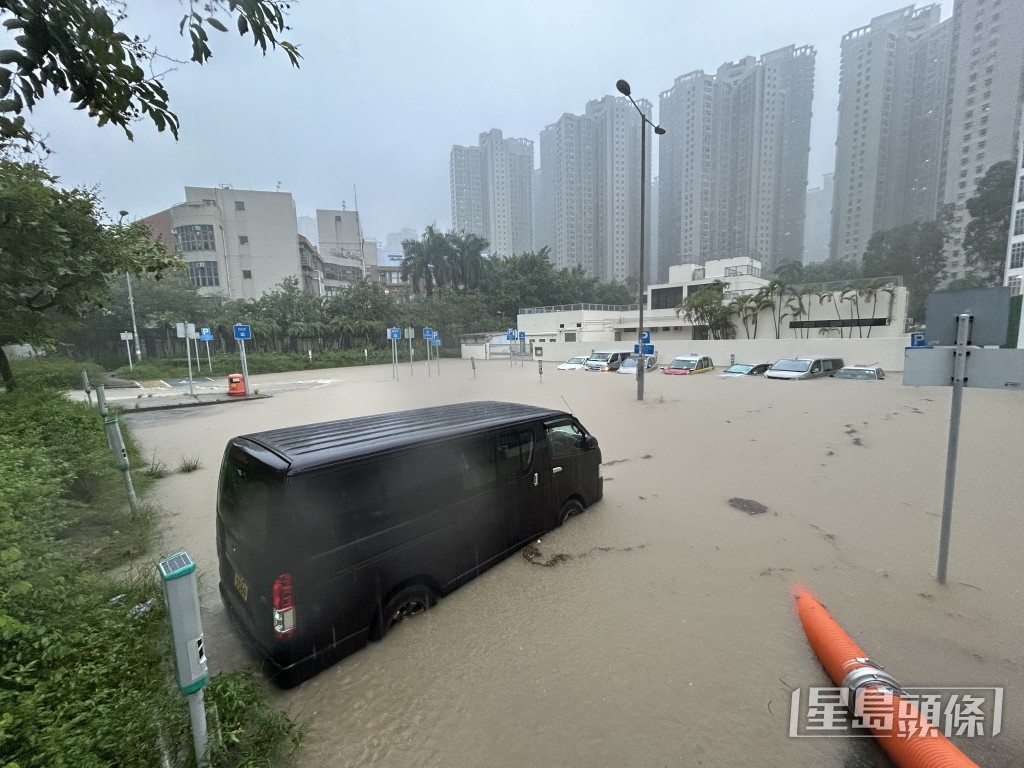 將軍澳敬賢里停車場彷如一片汪洋。林思明攝 將軍澳敬賢里停車場彷如一片汪洋。林思明攝