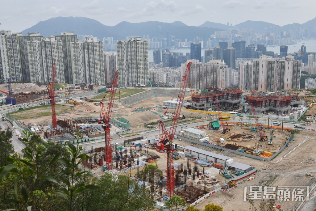 記者早在2023年發售居屋時曾到現場,當時大部分地盤仍只打了樁,只有安楹苑起了幾層,的確有幾分荒涼。資料圖片/陳極彰攝 記者早在2023年發售居屋時曾到現場,當時大部分地盤仍只打了樁,只有安楹苑起了幾層,的確有幾分荒涼。資料圖片/陳極彰攝