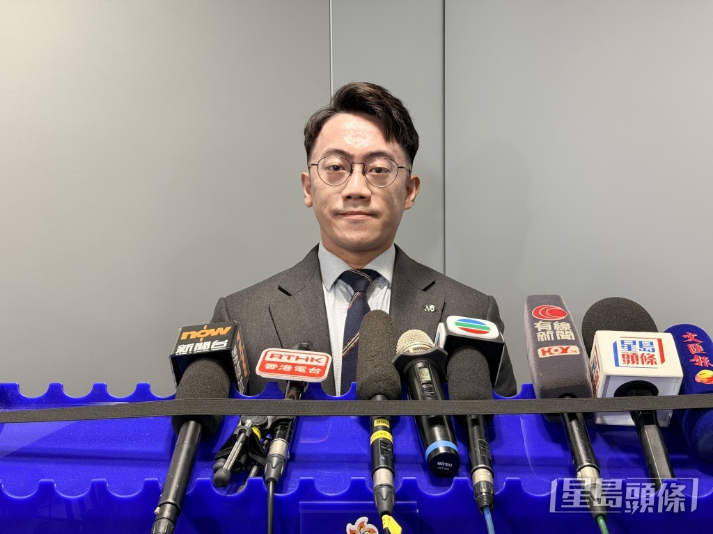 毒品調查科行動組偵緝督察吳嘉煒講述案情。梁國峰攝