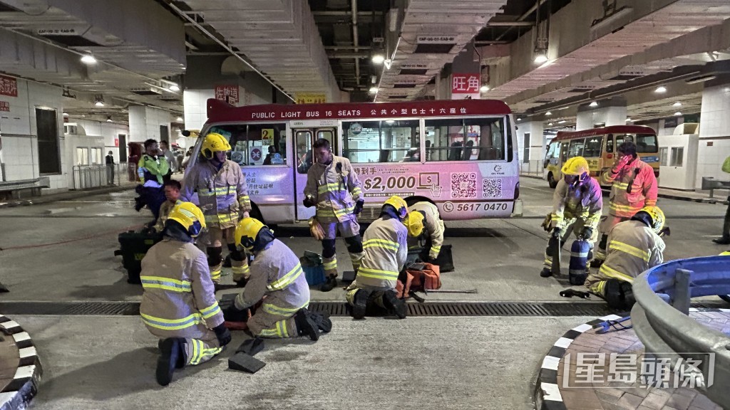 大批消防到場營救被困車底男子。蔡楚輝攝 大批消防到場營救被困車底男子。蔡楚輝攝