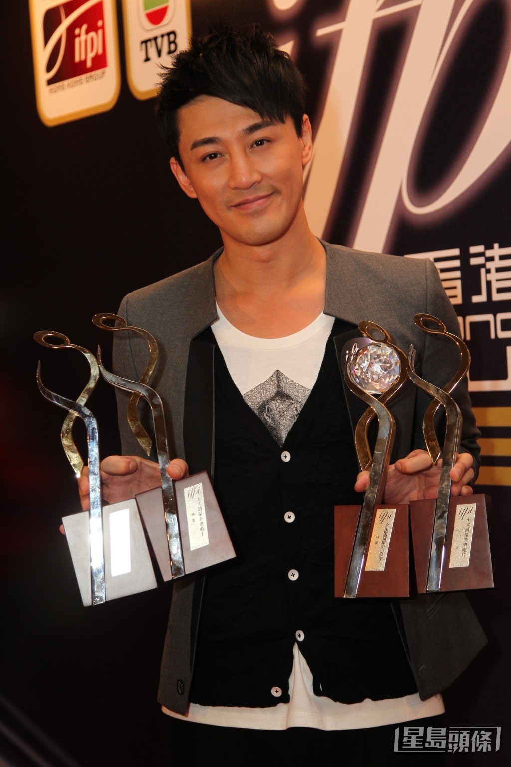 林峯於2011年在IFPI頒獎禮上連奪4獎，成為男歌手的大贏家。