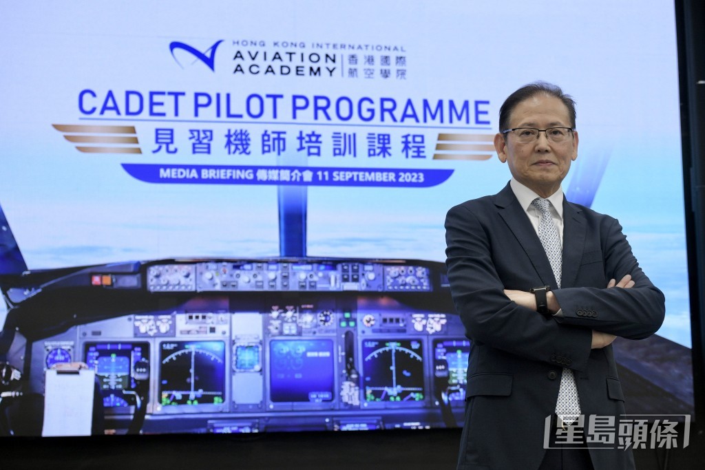 香港國際航空學院校長李天柱表示,香港只有一間航空公司有見習機師培訓計劃,冀計劃開辦2至4班,每班24人,每年可培訓100名見習機師。陳浩元攝 香港國際航空學院校長李天柱表示,香港只有一間航空公司有見習機師培訓計劃,冀計劃開辦2至4班,每班24人,每年可培訓100名見習機師。陳浩元攝