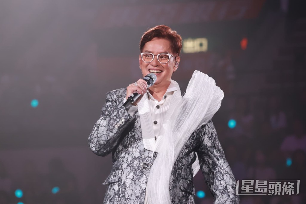 譚詠麟一連十場的《譚詠麟與您「刻骨銘心」世界巡迴演唱會-終極篇》,於今晚(22日)迎來尾場。 譚詠麟一連十場的《譚詠麟與您「刻骨銘心」世界巡迴演唱會-終極篇》,於今晚(22日)迎來尾場。