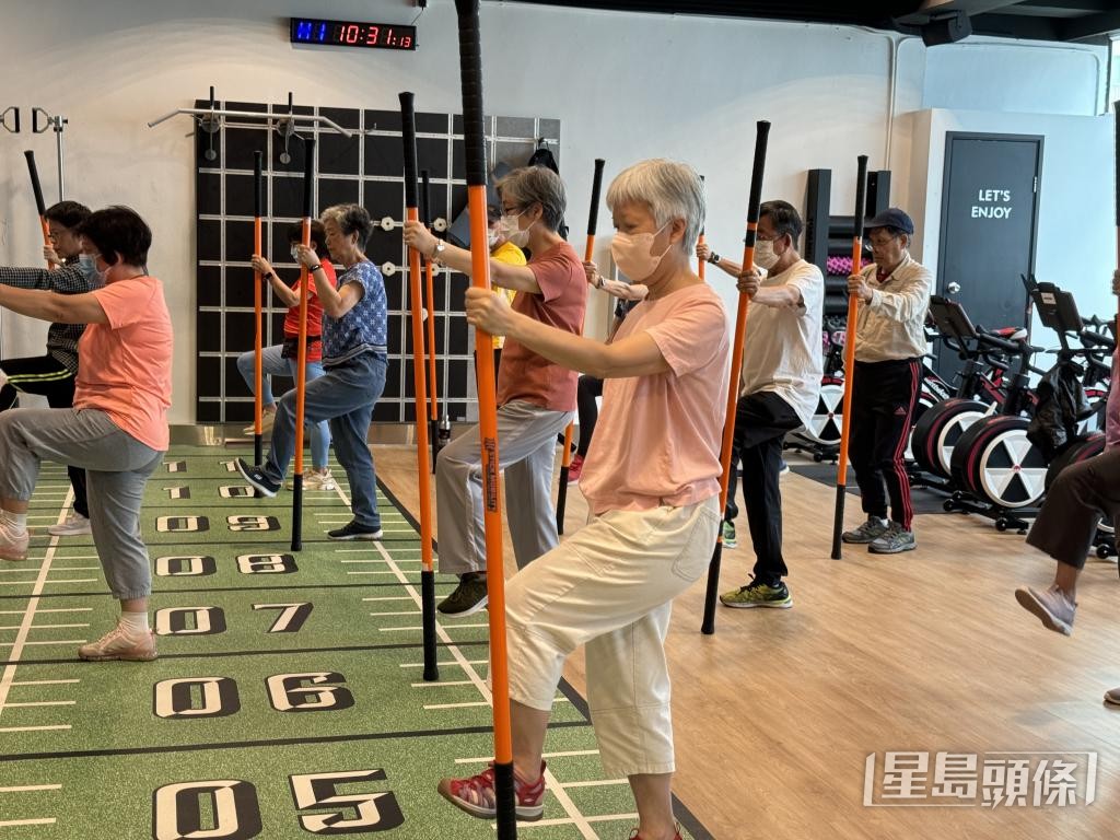 亮然坊定期舉辦運動小組,提升護老者對健康的關注。 亮然坊定期舉辦運動小組,提升護老者對健康的關注。