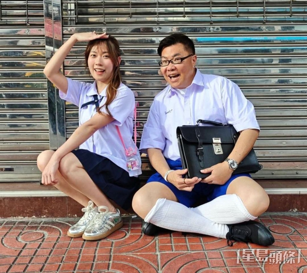 新一輯中兩人扮學生。