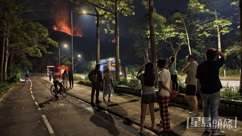 大批附近村民圍觀。