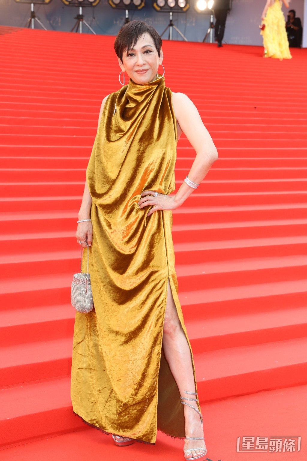 余安安穿上充新銳設計師Sid Neigum的金色晚裝，配襯周大福珠寶行紅地氈。