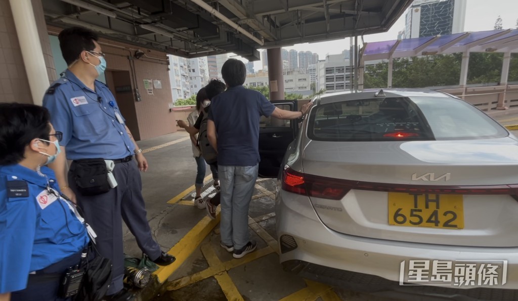 重案組探員到醫院帶走一名穿白衫女親屬返署了解事件。楊偉亨攝 重案組探員到醫院帶走一名穿白衫女親屬返署了解事件。楊偉亨攝