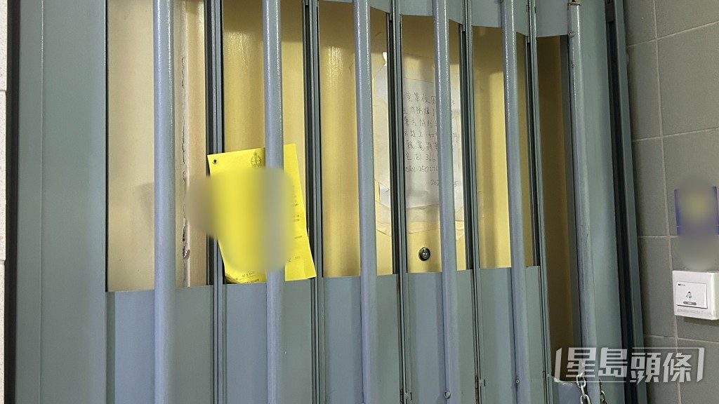 門外貼有告示指如有人想了解事件或進入單位與將軍澳警區聯絡。