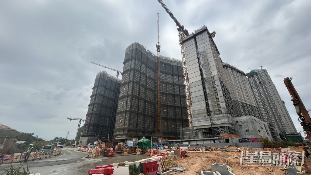 古洞柏壽路地盤驚現迫擊砲。蔡楚輝攝 古洞柏壽路地盤驚現迫擊砲。蔡楚輝攝