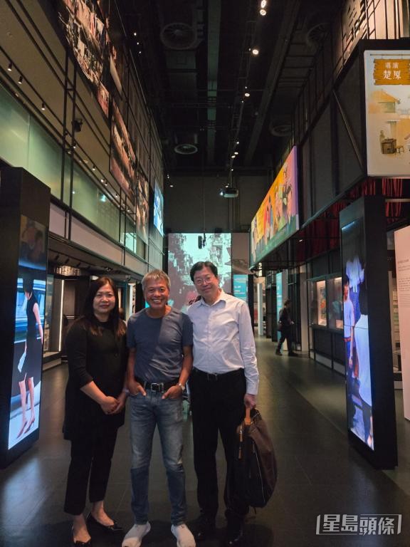 吴贵龙与香港历史博物馆总馆长何惠仪（左）及前总馆长伍志和（右）合影。 受访者提供