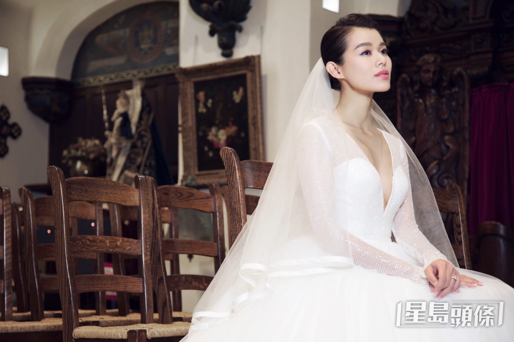 当时胡杏儿穿上自己投资的婚纱店的婚纱出嫁。 当时胡杏儿穿上自己投资的婚纱店的婚纱出嫁。