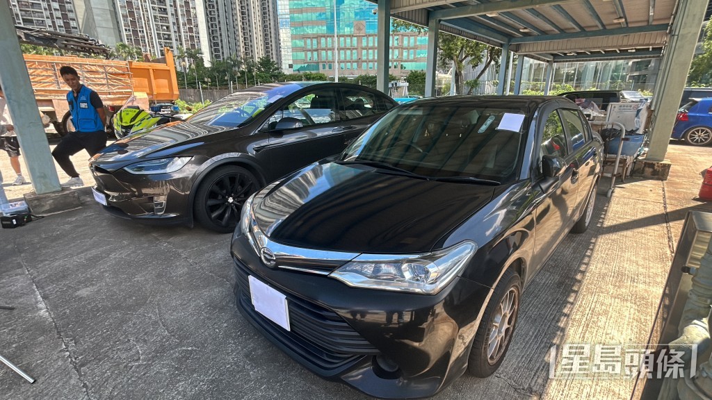 被截獲的兩部白牌車。林思明攝