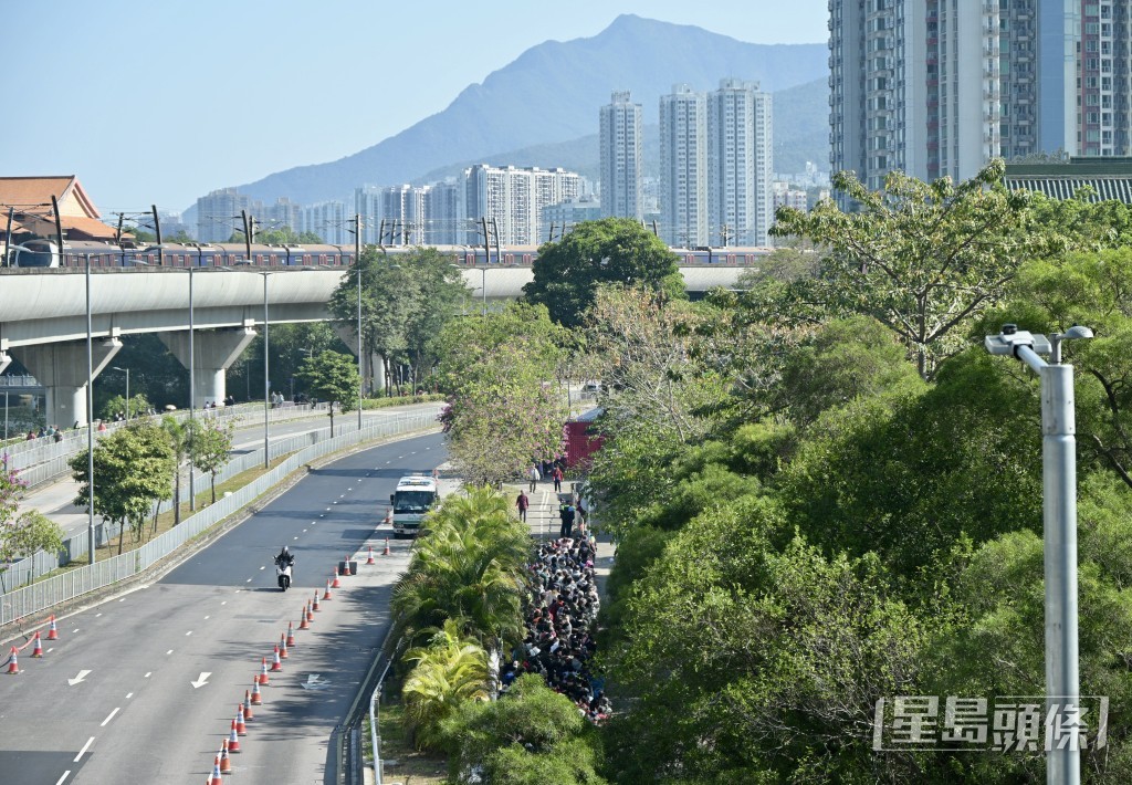 有善信選擇到沙田車公廟拜神,為新一年祈福。蘇正謙攝 有善信選擇到沙田車公廟拜神,為新一年祈福。蘇正謙攝