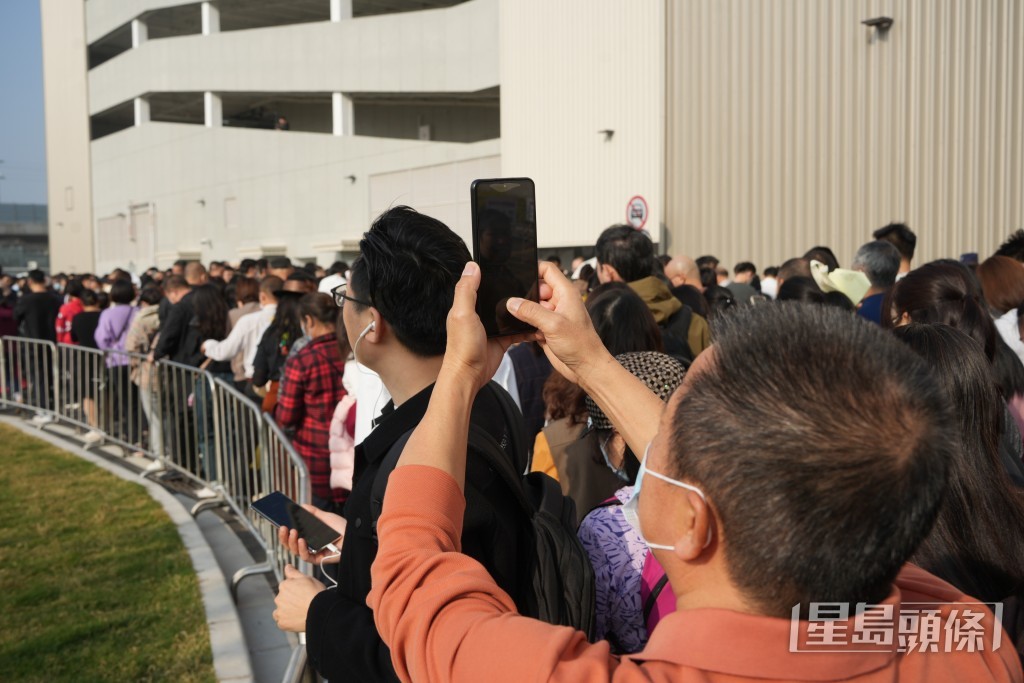 現場要實施人流限制。吳艷玲攝 現場要實施人流限制。吳艷玲攝
