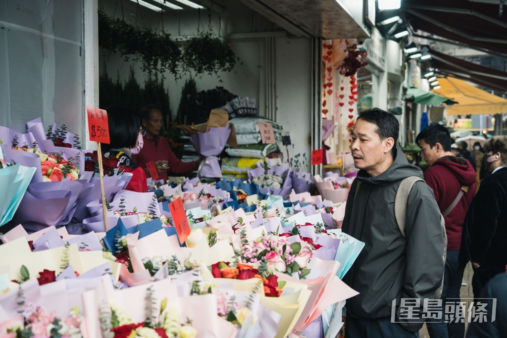 不少市民冒雨前來旺角花墟買花。汪旭峰攝