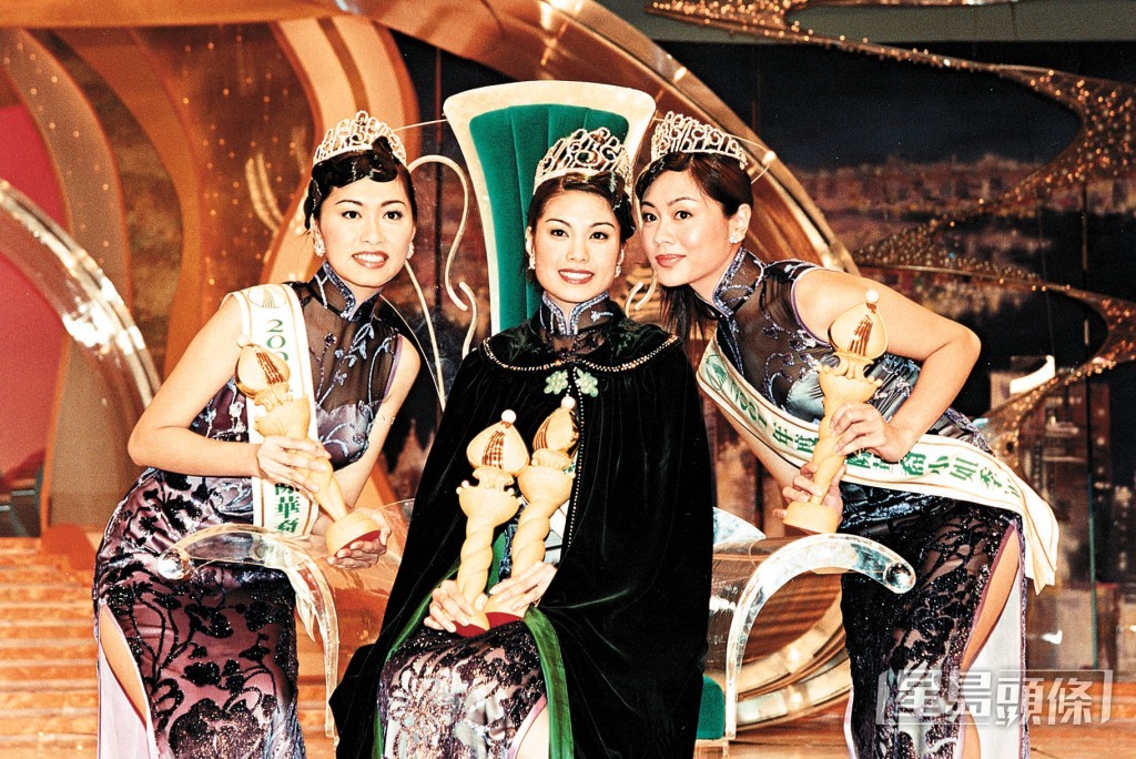 同屆國際中華小姐三甲為（左起）亞軍黃以白、冠軍廖碧兒、季軍劉慧蘊。