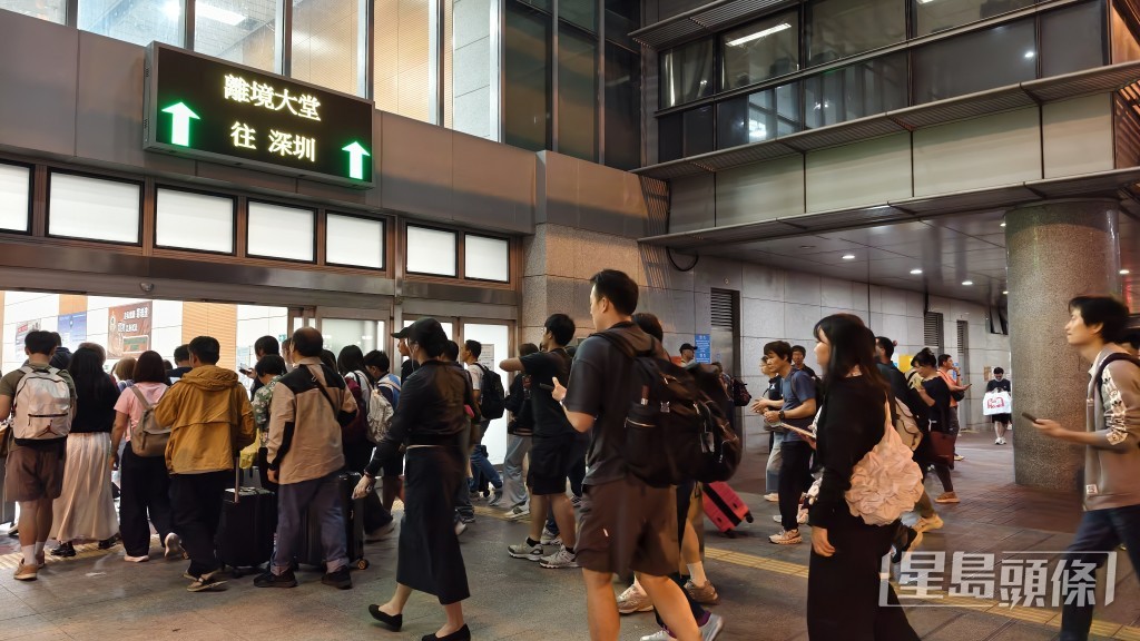 入夜後北上人潮仍不息。