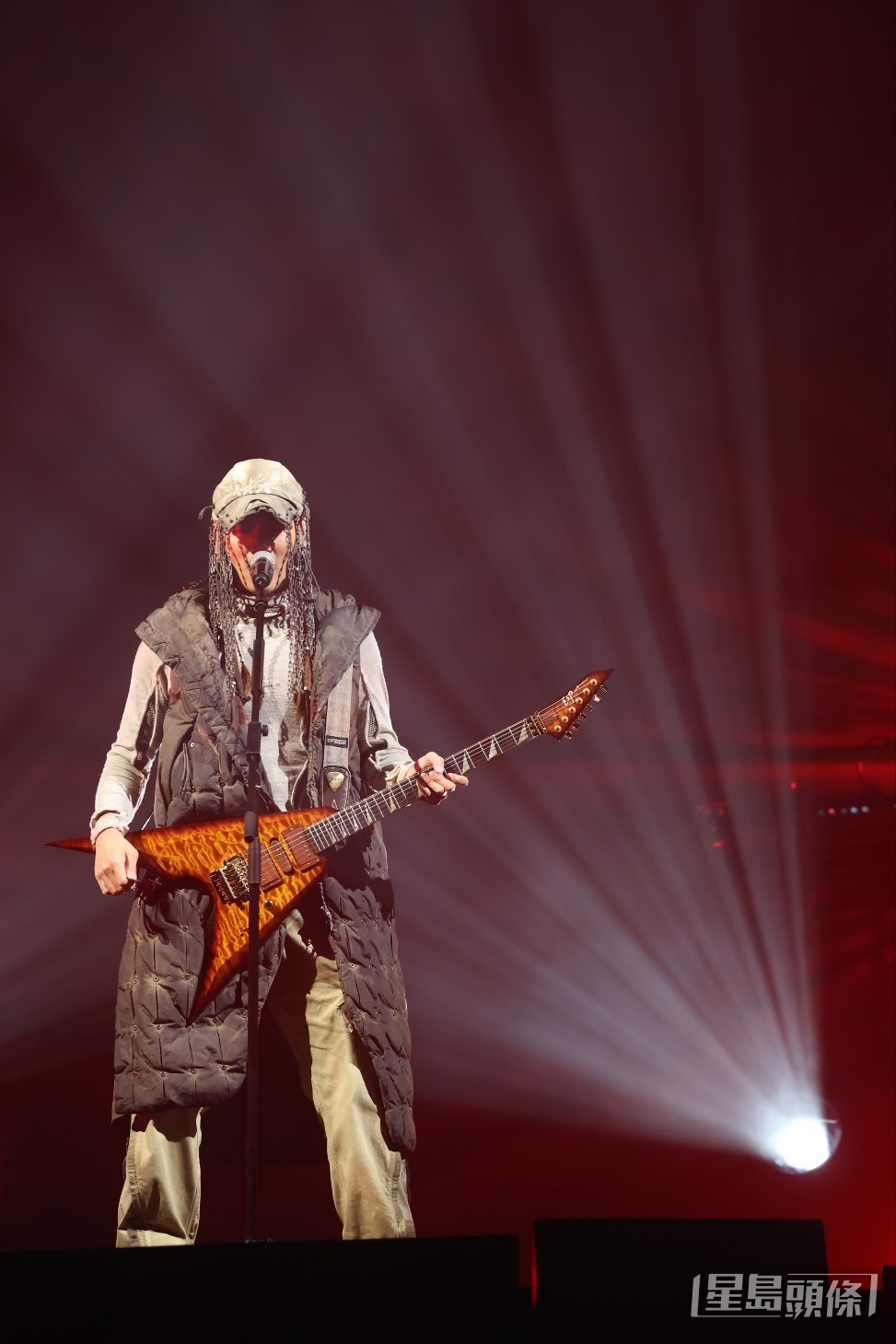 謝霆鋒頭戴吊滿鐵鏈的帽rock爆登場，以結他自彈自唱《潛龍勿用》，不少觀眾湧上前，掀起高潮！