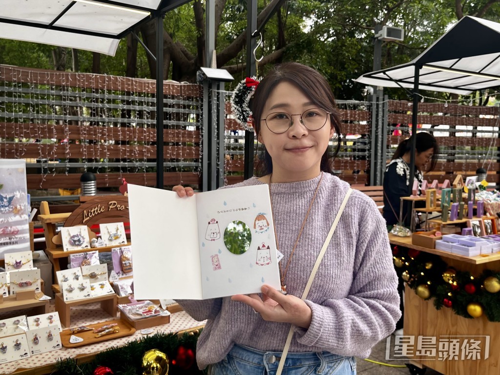 售賣自己設計的手作飾物檔主Jeannie。 售賣自己設計的手作飾物檔主Jeannie。